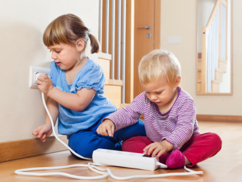 Những nguy hiểm khi để trẻ ở nhà một mình